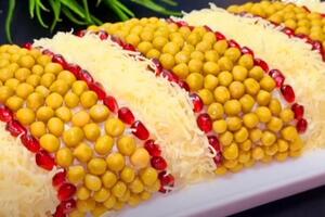 Салат "Королевский" готовится из курицы, картофеля, огурцов и яиц
