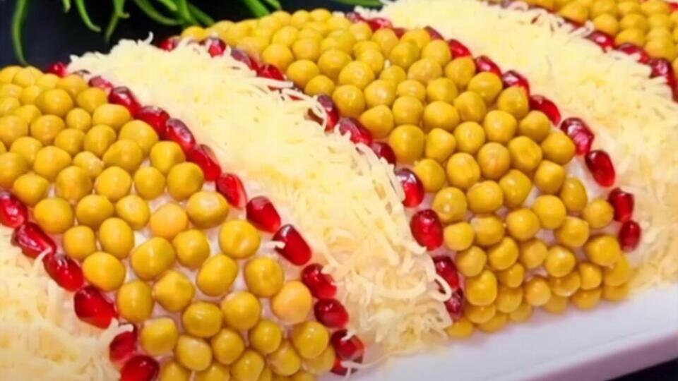 Салат "Королівський" готують із курки, картоплі, огірків та яєць