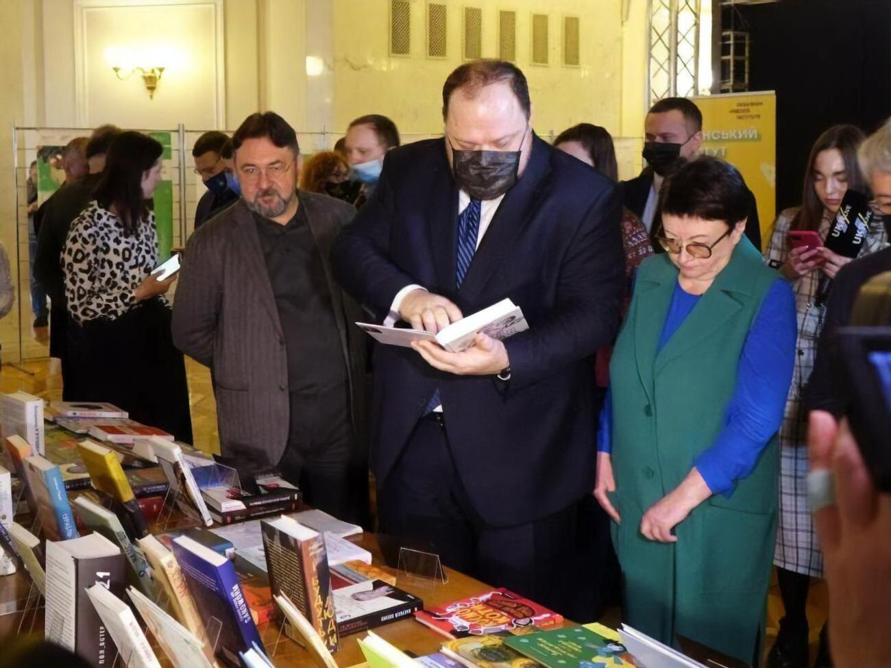 Стефанчук призвал всех "к чтению еще чего-нибудь, кроме соцсетей, мессенджеров и кликбейтных заголовков в СМИ"