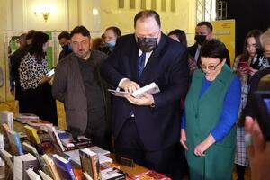 Стефанчук призвал всех "к чтению еще чего-нибудь, кроме соцсетей, мессенджеров и кликбейтных заголовков в СМИ"