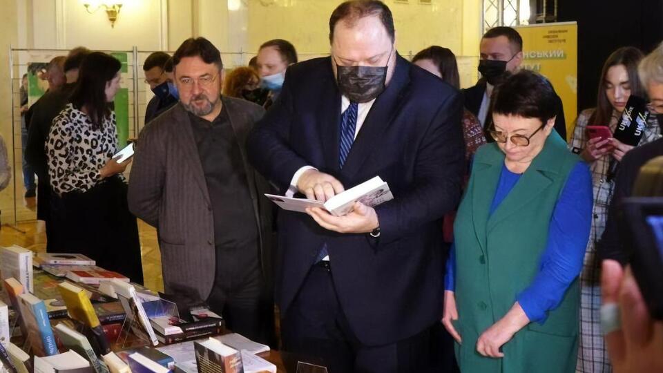 Стефанчук закликав усіх "до читання ще чогось, окрім соцмереж, месенджерів та клікбейтних заголовків у ЗМІ"