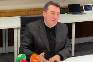 Уровень вакцинации необходимо увеличивать до 300 тыс. в сутки, отметил Данилов