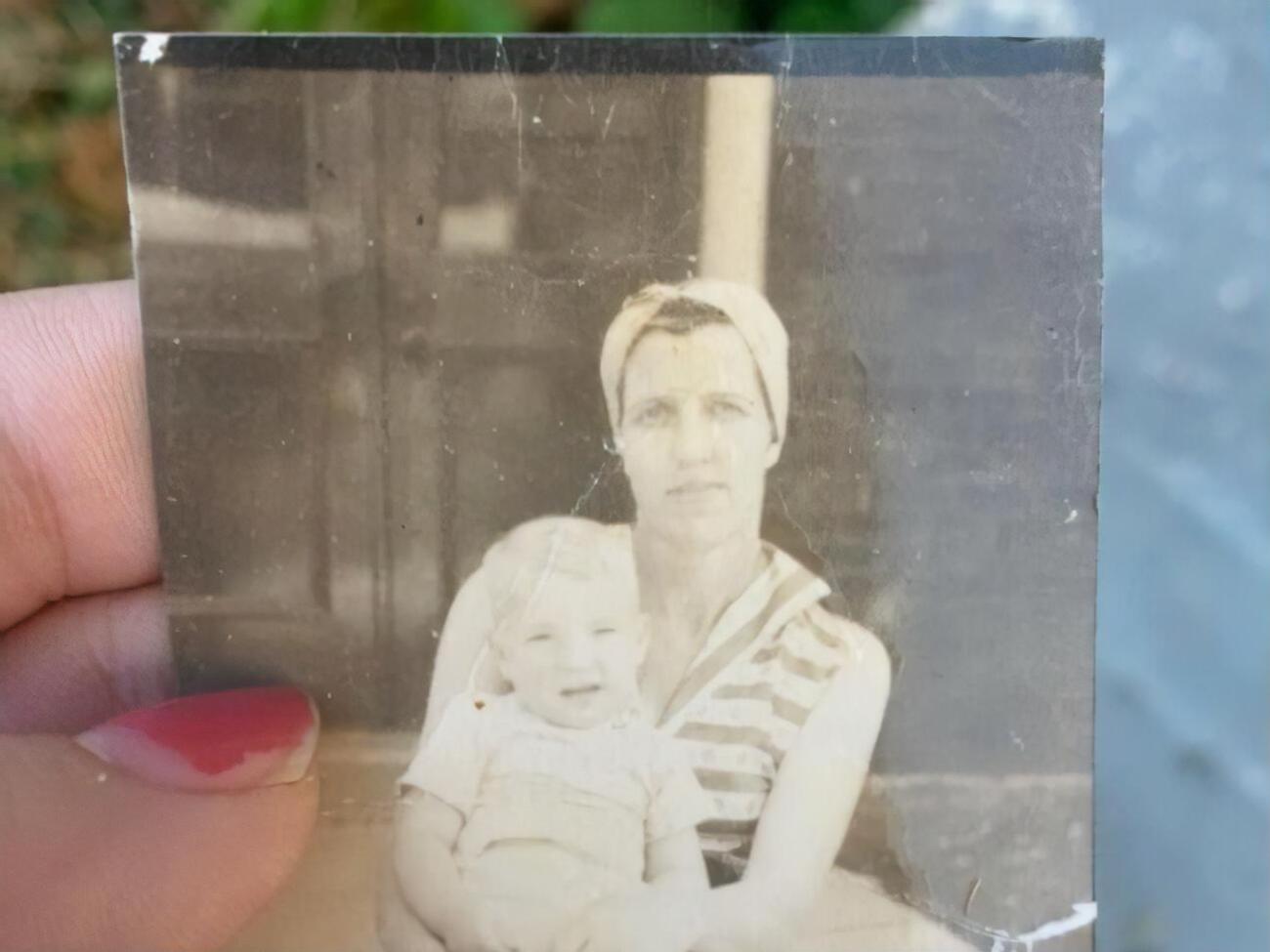 Фотография лежала на лобовом стекле автомобиля