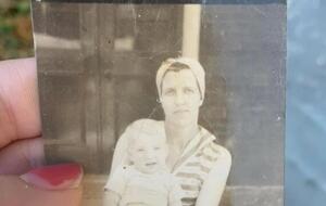 Фотография лежала на лобовом стекле автомобиля