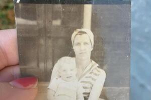 Фотография лежала на лобовом стекле автомобиля