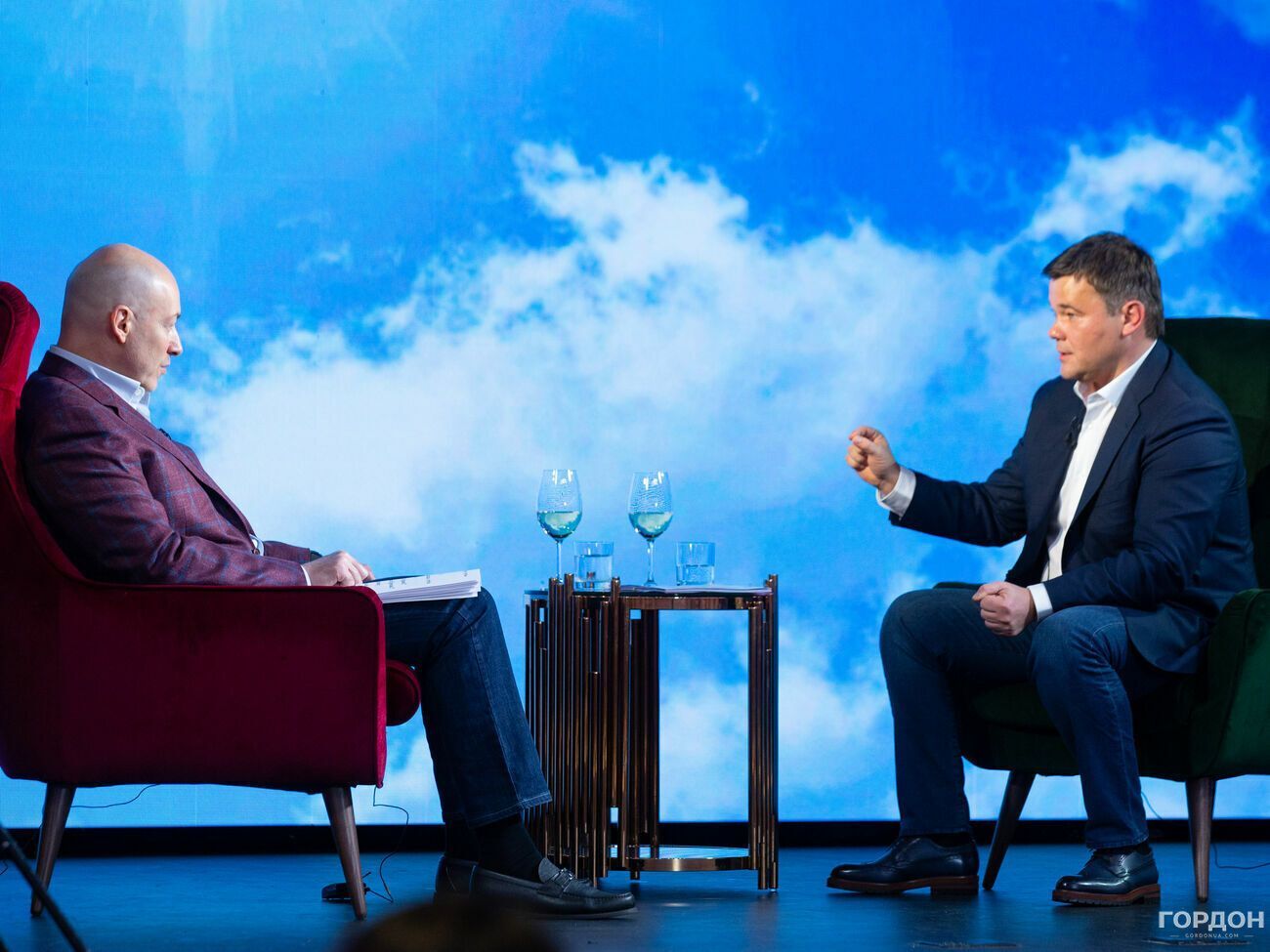 Гордон (слева) спросил Богдана (справа), почему Зеленский даже секретные доклады выслушивает в компании