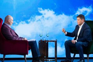 Гордон (слева) спросил Богдана (справа), почему Зеленский даже секретные доклады выслушивает в компании