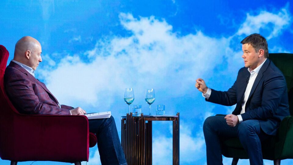 Гордон (слева) спросил Богдана (справа), почему Зеленский даже секретные доклады выслушивает в компании