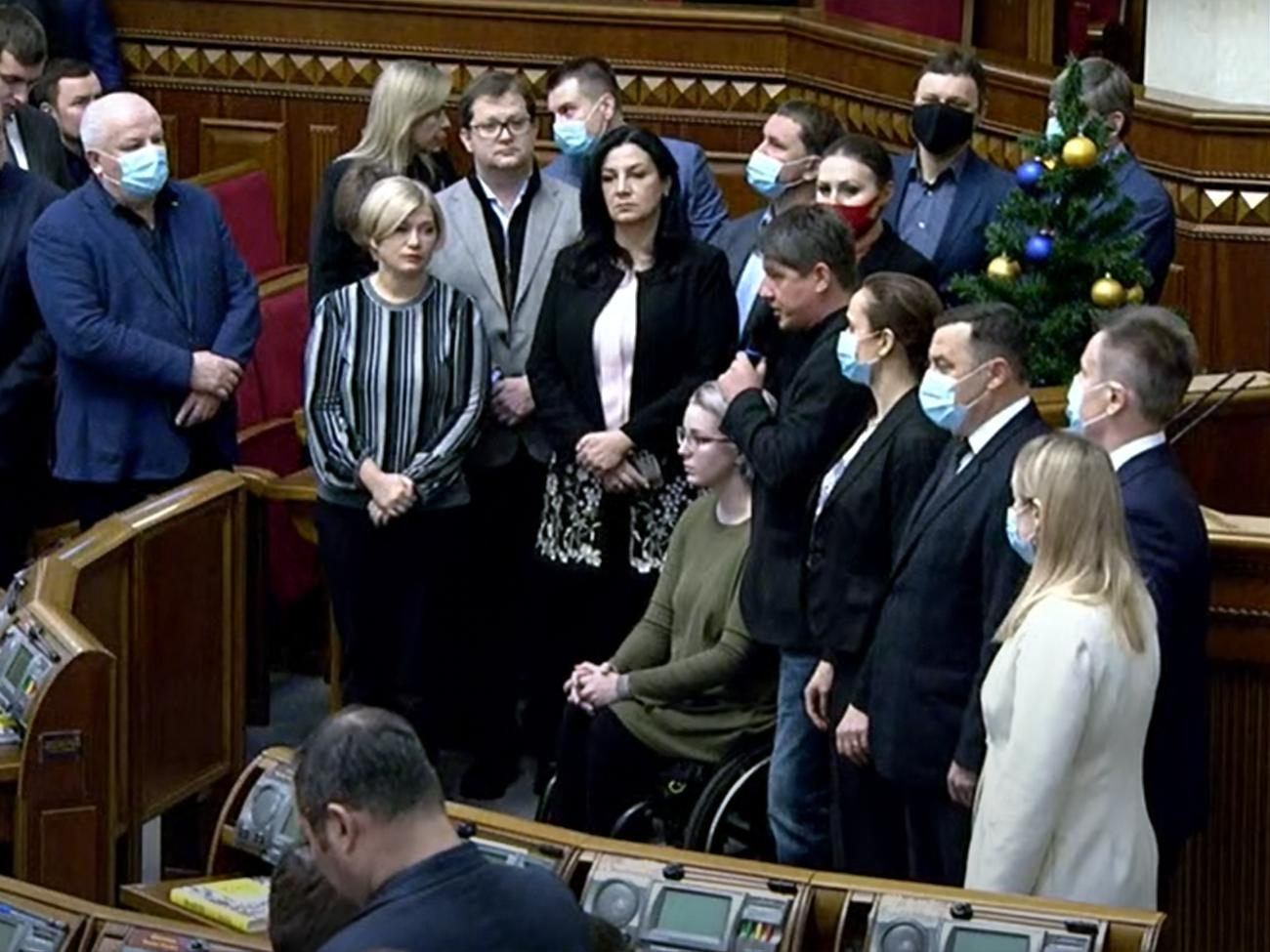 Группа народных депутатов вышли к трибуне Верховной Рады с заявлением в защиту добровольцев батальона шейха Мансура