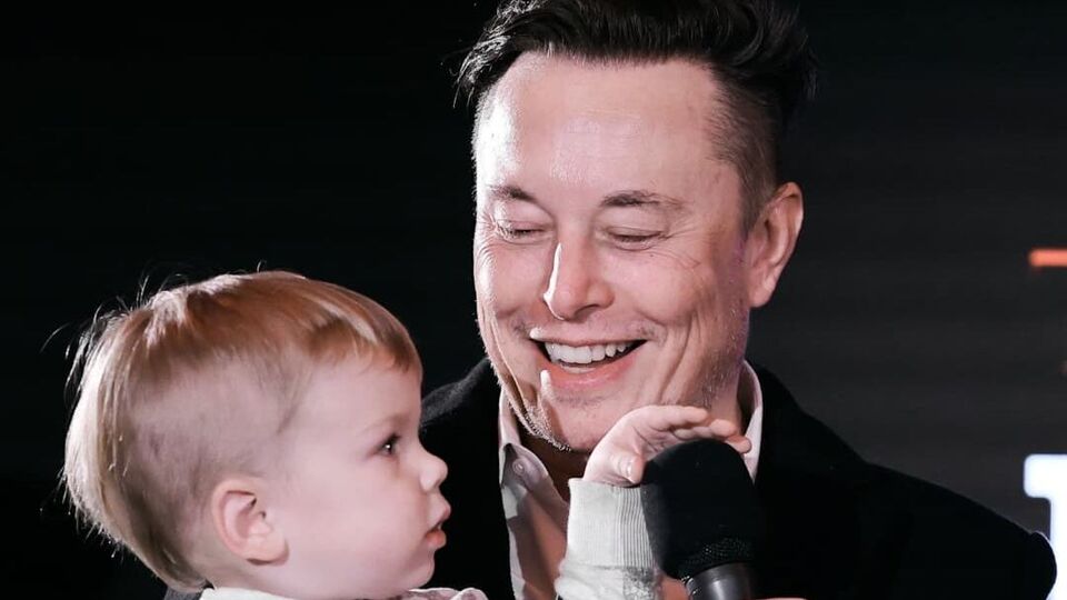 Навесні 2020 року Ілон Маск став батьком ушосте. Сина X AE A-XII йому народила канадська співачка Граймс