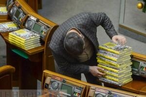 Депутат від "Слуги народу" Віталій Безгін розносив книги