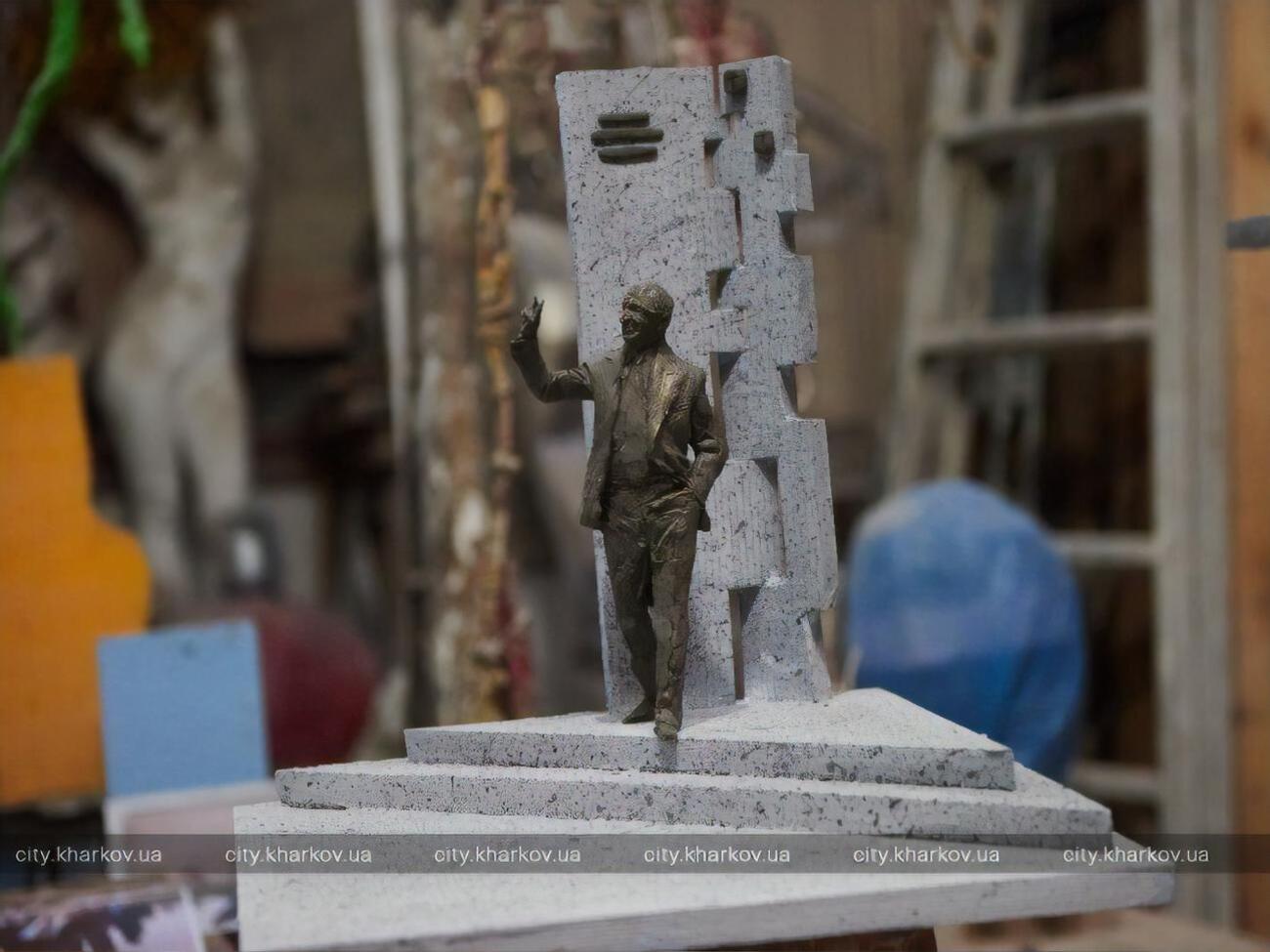 Спочатку скульптуру виготовлять із глини, остаточний варіант буде відлито у бронзі