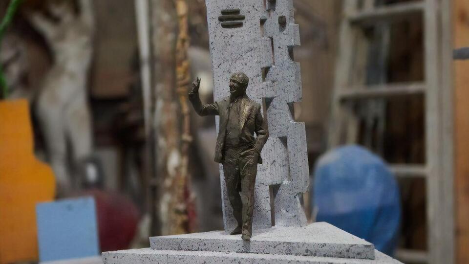 Спочатку скульптуру виготовлять із глини, остаточний варіант буде відлито у бронзі