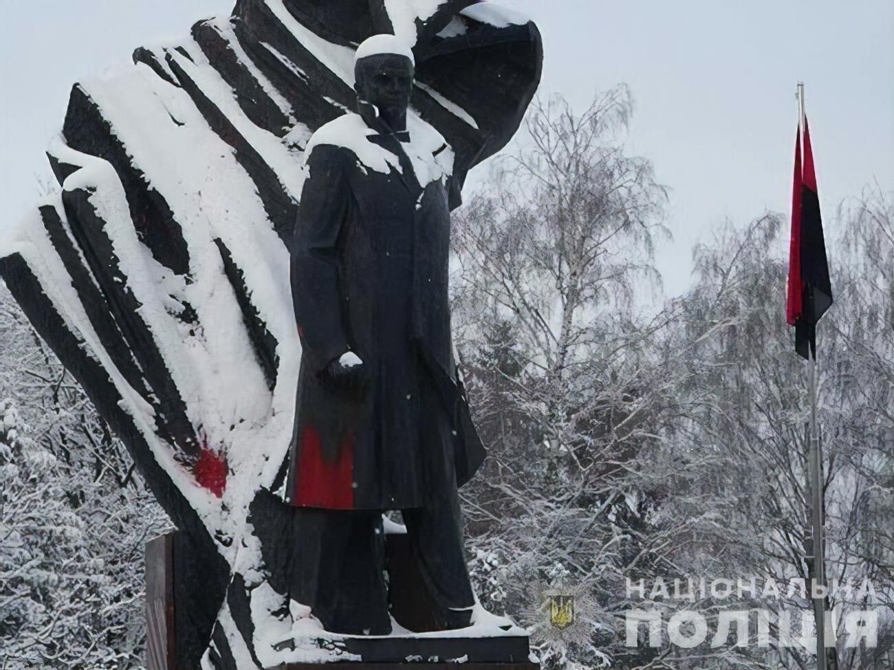 Мужчина несколько раз подряд бросил емкости с красной краской в памятник и сбежал