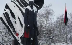 Мужчина несколько раз подряд бросил емкости с красной краской в памятник и сбежал