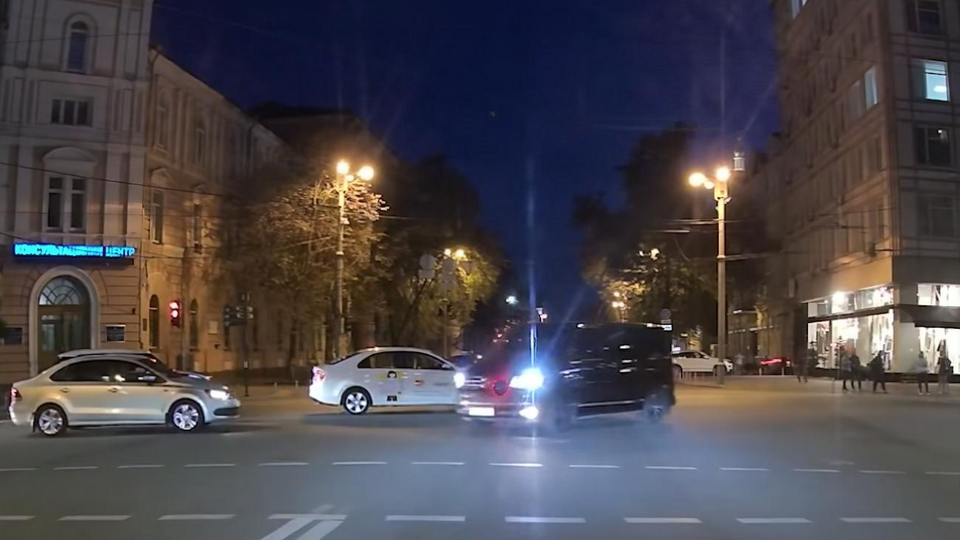 Журналісти "Української правди" зняли, як машина зупиняє зустрічний потік спецсигналами та повертає з порушенням правил