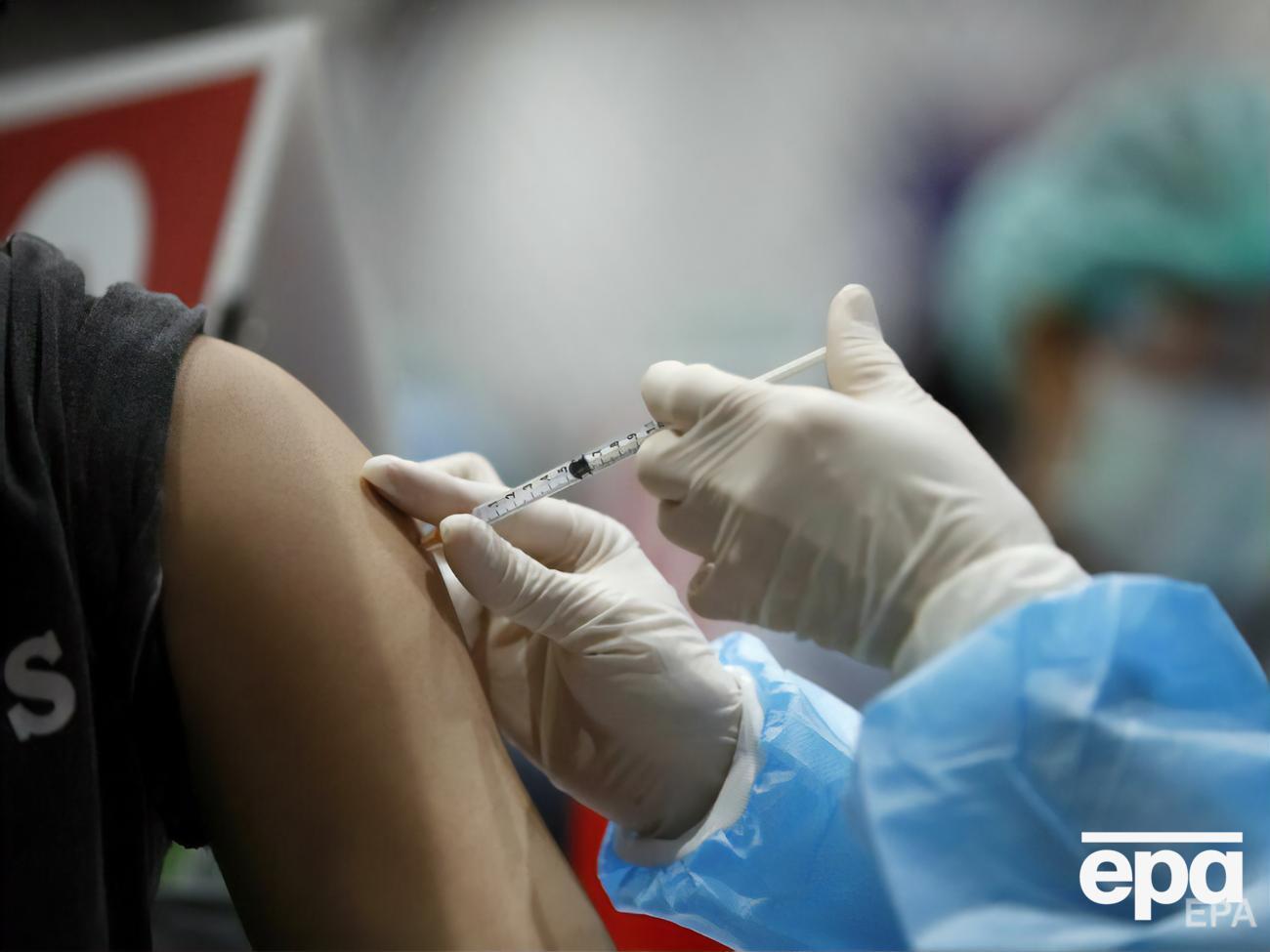 У вакцинированных препаратом CoronaVac в сыворотке крови не обнаружили достаточного количества антител