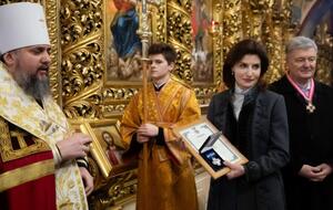 Митрополит Епифаний вручил Петру и Марине Порошенко церковные награды