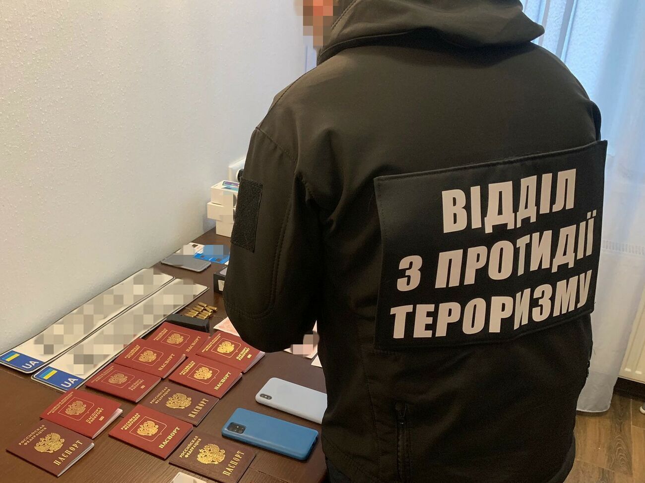 За даними СБУ, під час 11 обшуків правоохоронці вилучили зброю, підроблені документи та засоби зв'язку