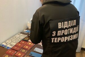 За даними СБУ, під час 11 обшуків правоохоронці вилучили зброю, підроблені документи та засоби зв'язку