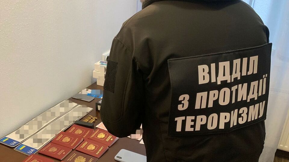 По данным СБУ, в ходе 11 обысков правоохранители изъяли оружие, поддельные документы и средства связи