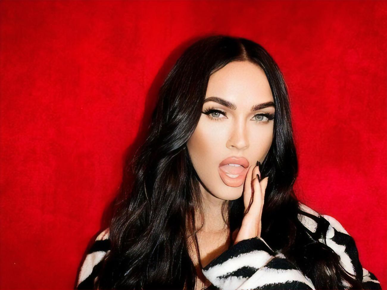 Фокс прикрывала раздутые губы рукой и капюшоном