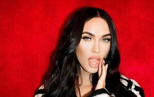 Фокс прикрывала раздутые губы рукой и капюшоном