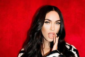 Фокс прикрывала раздутые губы рукой и капюшоном