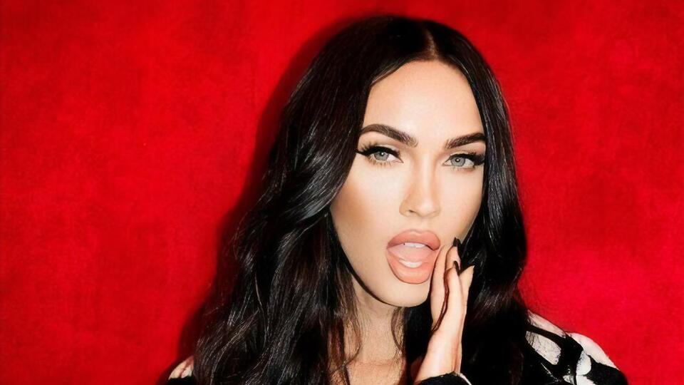 Фокс прикрывала раздутые губы рукой и капюшоном