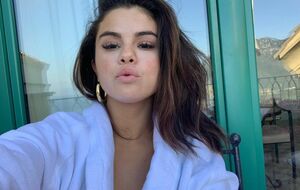 Майстер набив на спині Селени Гомес великий абстрактний малюнок