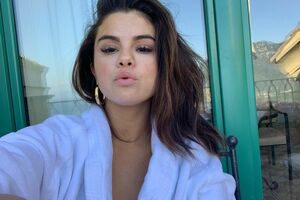 Мастер набил на спине Селены Гомес большой абстрактный рисунок