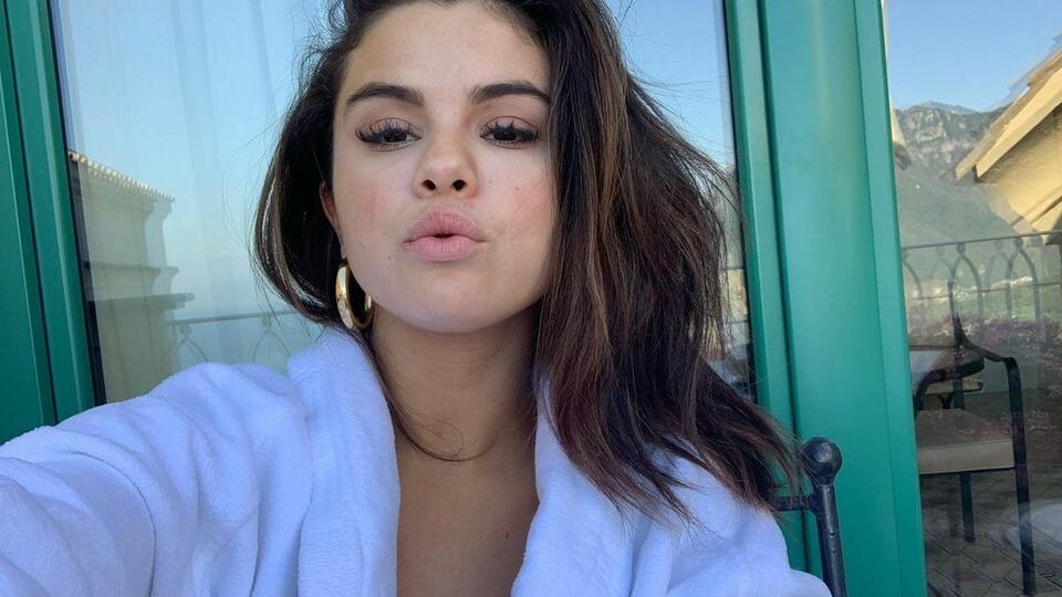 Майстер набив на спині Селени Гомес великий абстрактний малюнок