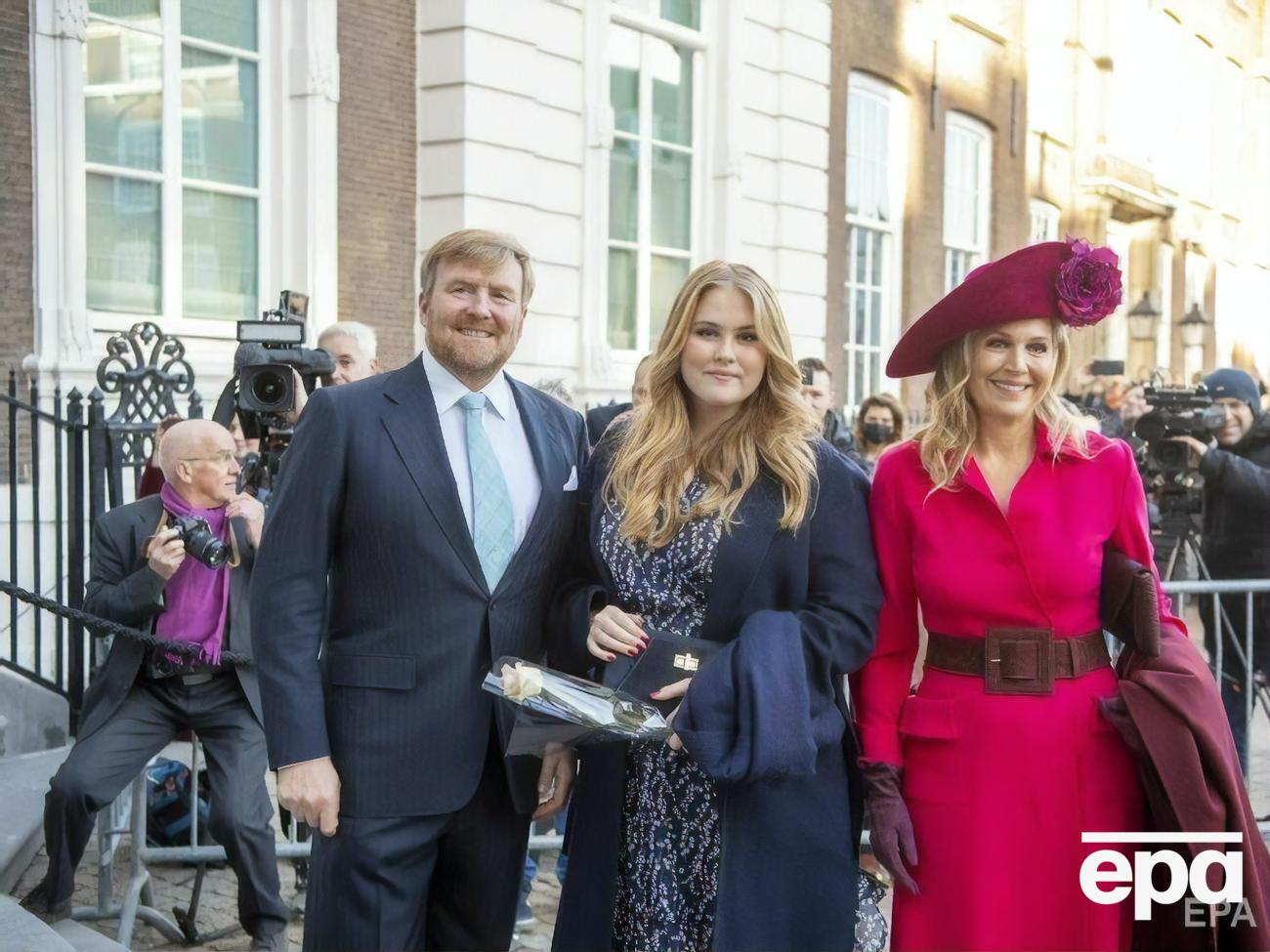 Принцесса Амалия (по центру) отпраздновала свое 18-летие