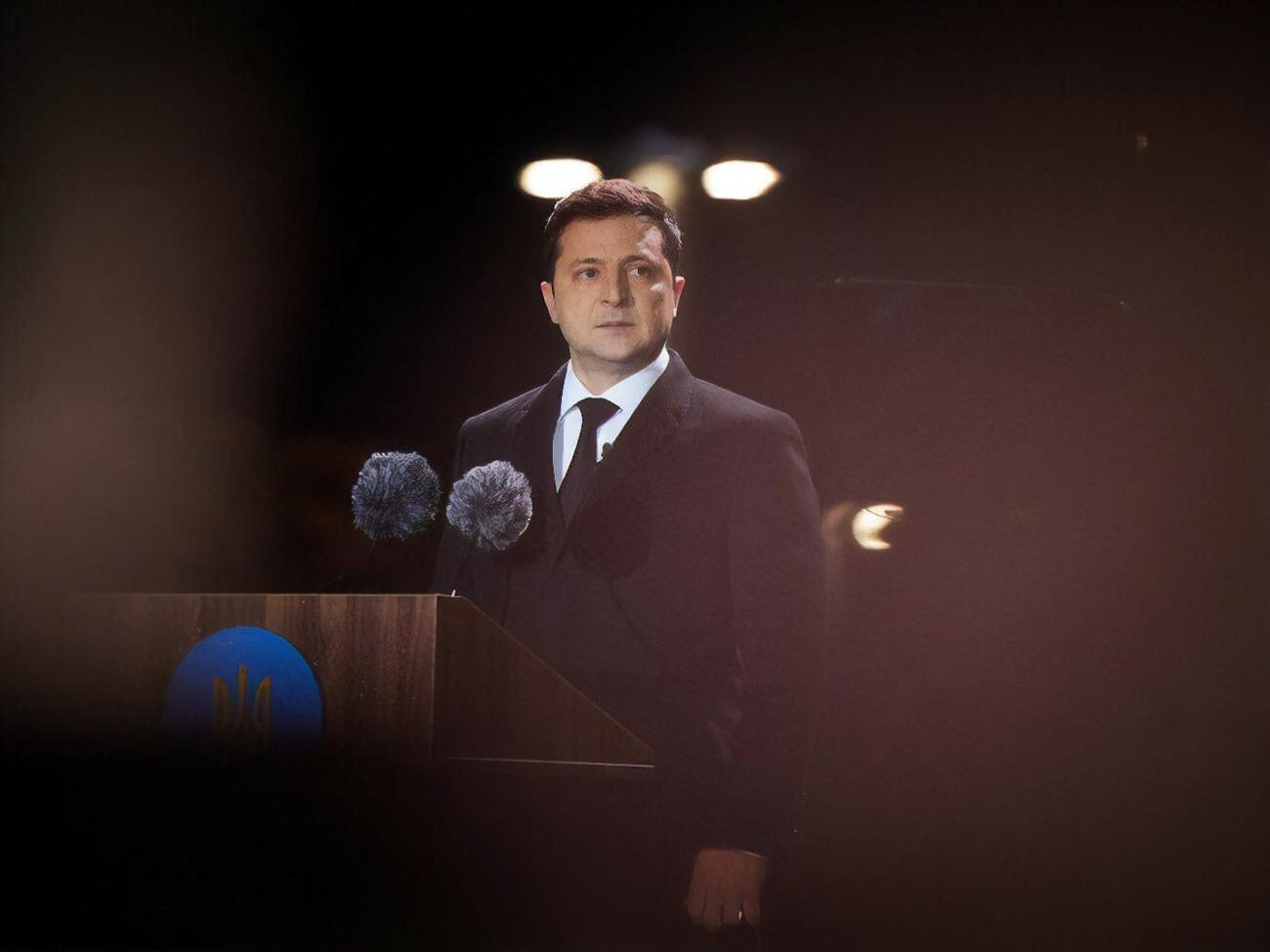 Во время борьбы с Ахметовым Зеленский поддерживает приятные отношения со своим "самым видным сторонником, миллиардером Игорем Коломойским", пишет исполнительный директор Школы общественных и международных отношений Университета Балтимора