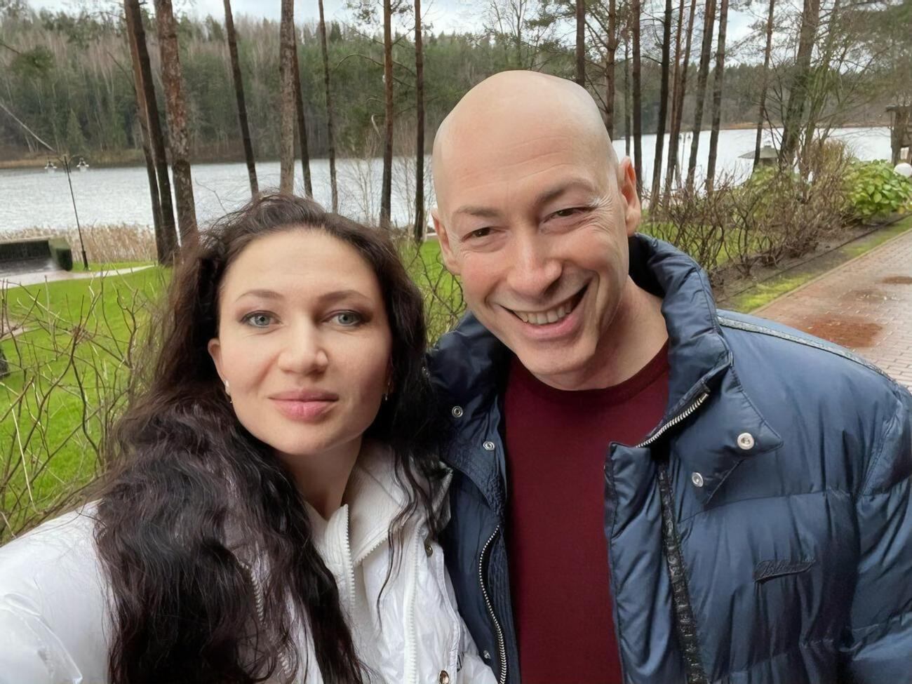 Алеся Бацман и Дмитрий Гордон вместе больше 10 лет. Пара воспитывает трех дочерей