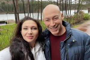 Алеся Бацман и Дмитрий Гордон вместе больше 10 лет. Пара воспитывает трех дочерей