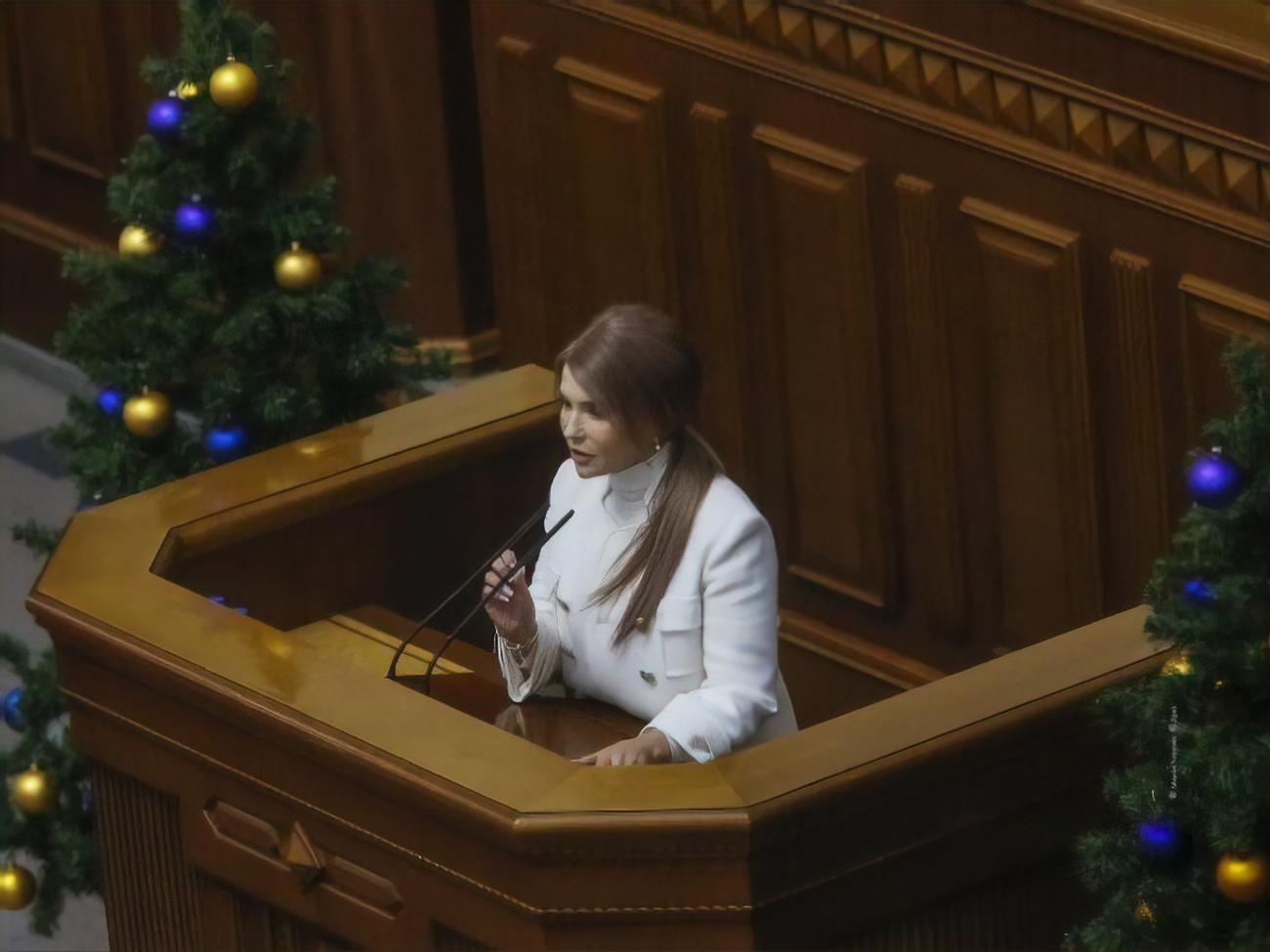 "Рада" має повернутися до спеціального формату роботи тільки з прямими трансляціями, без коментарів, сказала Тимошенко