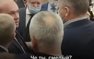 Российские депутаты хватали друг друга за одежду и толкались
