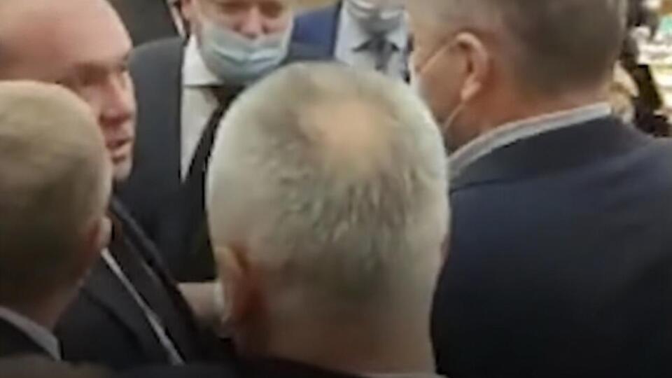 Российские депутаты хватали друг друга за одежду и толкались