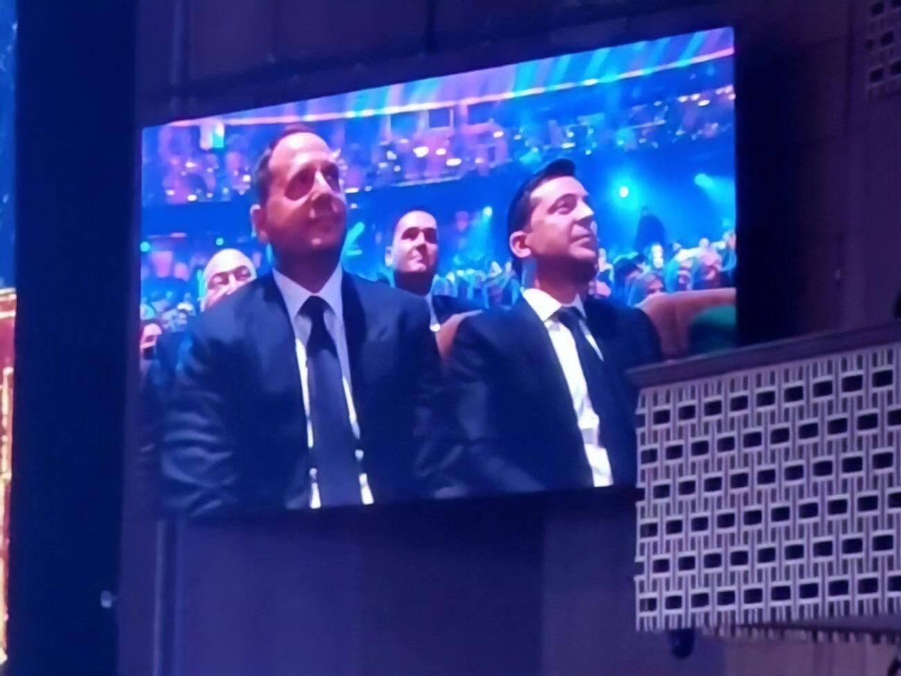 Зеленский (справа на экране) пришел на концерт с Ермаком (слева)