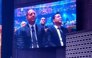 Зеленский (справа на экране) пришел на концерт с Ермаком (слева)