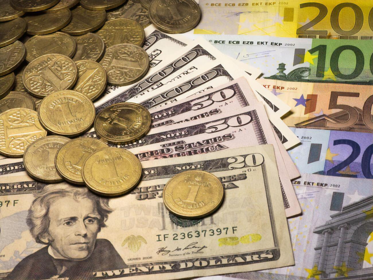 Щодо євро українська валюта впала з 30,62 грн/&euro; до 30,84 грн/&euro;