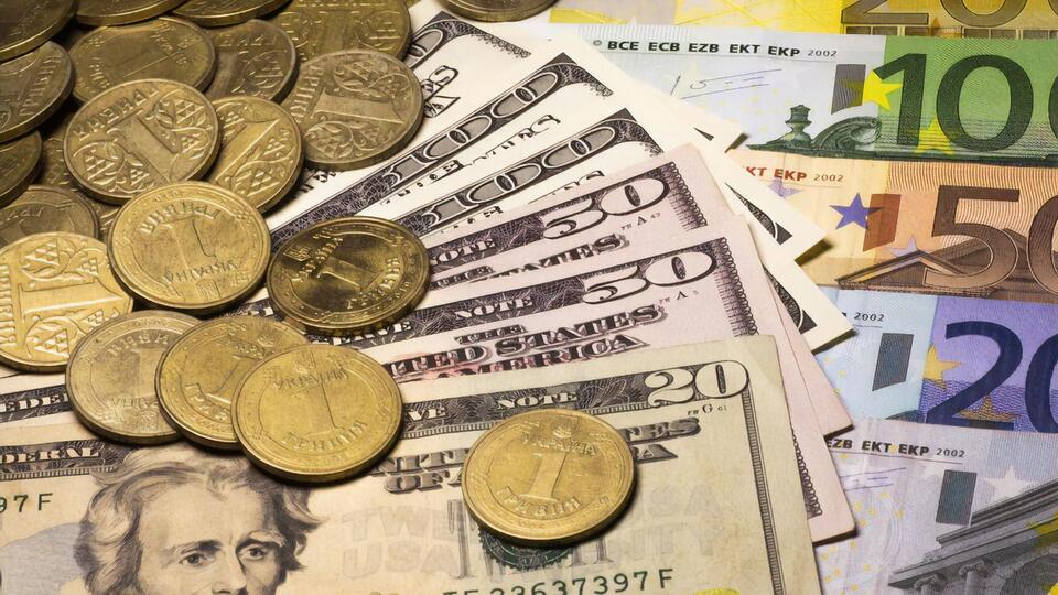 Щодо євро українська валюта впала з 30,62 грн/€ до 30,84 грн/€