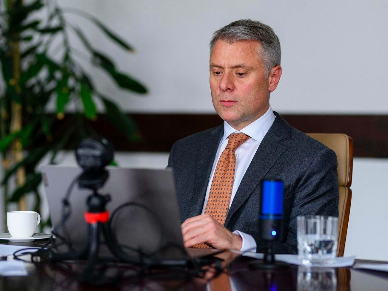 Витренко:&nbsp;Мы честно говорим, что если сохранятся такие цены, то мы как национальная компания не сможем покрывать эту разницу. Поэтому будем вместе садиться и решать, как выживать