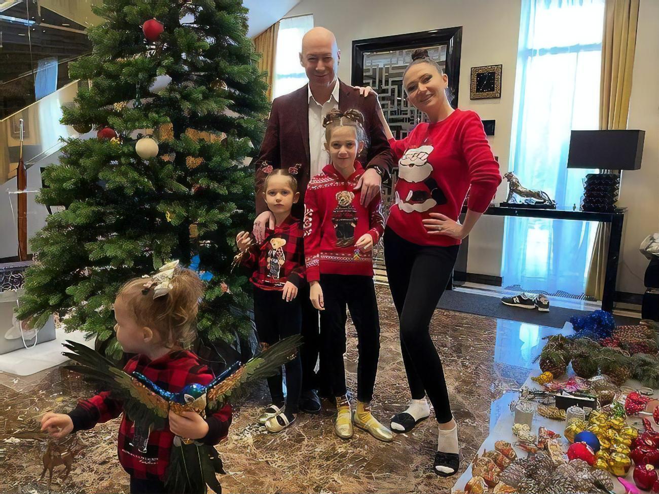 Алеся Бацман и Дмитрий Гордон воспитывают троих дочерей