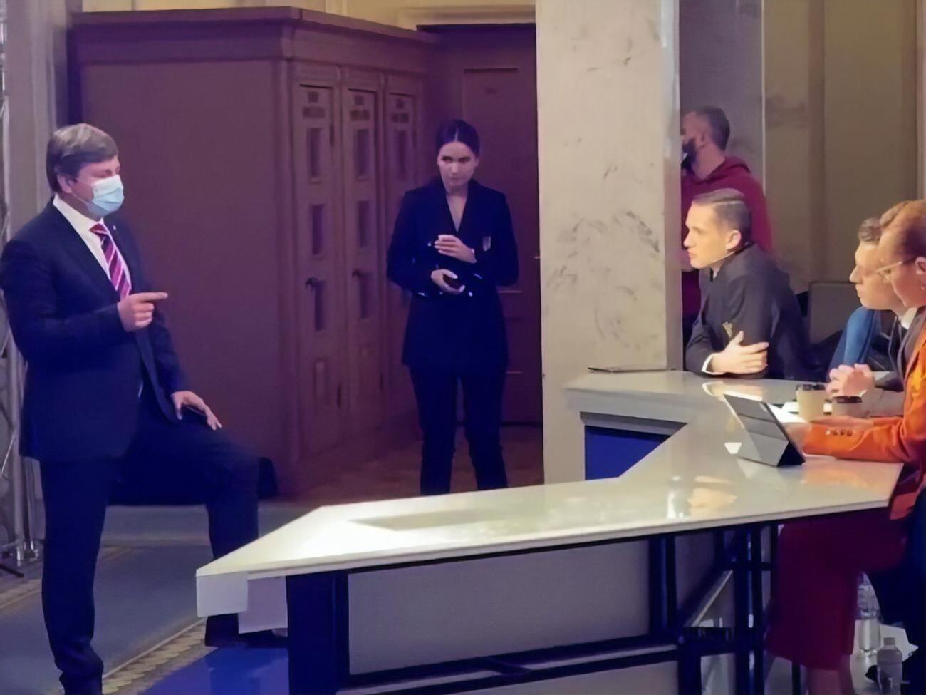 Журналістам довелося зупинити прямий ефір