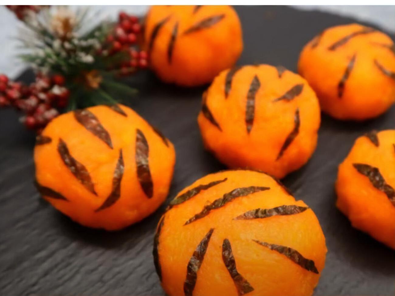 Сформированные шарики выкладываем на тарелку и декорируем разрезанными на продольные небольшие ленты листьями нори