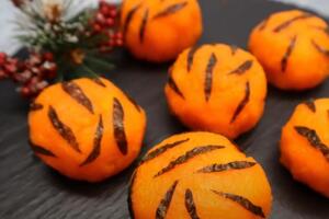 Сформированные шарики выкладываем на тарелку и декорируем разрезанными на продольные небольшие ленты листьями нори