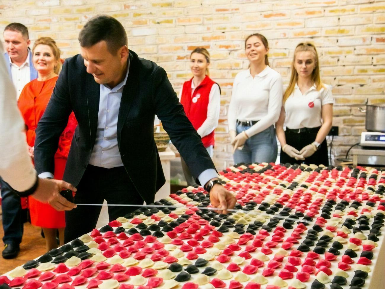 Для изготовления рушника вареники вылепили в цветах, традиционных для вышиванок