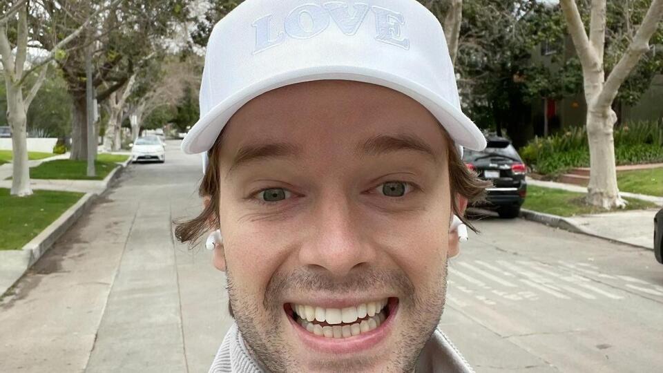 Шварценеггер изменил цвет волос с коричневого оттенка на блонд